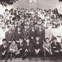 Plechtige communie 1960 - 1961   Wijnand, WilmaBaardewijk?Lies Bemelmans, Wiel Bertrand, John Boerboom, Hub Boesten, Jean Boumans Hub Bouwens, Ben Bullen, Philly Collaris, Hub Driessen, Wim Driessen, Mat? van Eert Hen Femer, Lilly Florax,