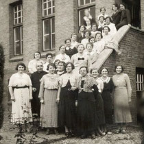 1935 Dameskrans voor het goede doel olv past. Ritzen op de trap van de achterzijde van het klooster