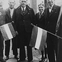 Burgemeester Starmans teruggekeerd uit de onderduikerswereld, bevindt zich op de dag van de bevrijding op 18 september 1944, weer tussen de burgers van Nuth