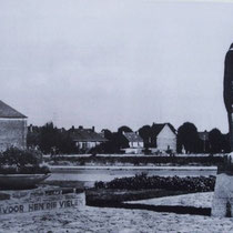 Op 30 december 1959 is op het Deweverplein een door de kunstenaar Jos Hermans, gemaakt monument voor de gevallene onthuld  Het is een vier meter hoge uit moegelkalsteen vervaardigde leeuw.  