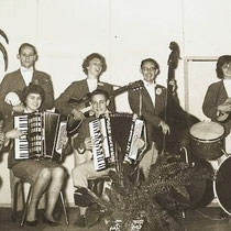 Muziekgezelschap, met links Lambert Weusten