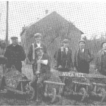 Gemeentelijke werkverschaffing in 1932  Noodgedwongen uitvoering van wegverbetering, in eigen beheer nabij Hellebroek in de crisisjaren