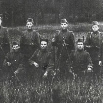 Hier in Kathagen, knielend v.l.n.r. Jules Smeets, Koos Kersten, Emiel Smeets, Giel Ritzen  Staand v.l.n.r. Somers (Amstenrade), Jeurissen (Doenrade), Zef Sijen, Valkenberg (Amstenrade),  sergeant Engel (Hoensbroek)