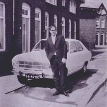 Spoorstraat '59  Gerard Beijnsberger voor het ouderlijk huis, voorheen het woonhuis van de fam. Ploum