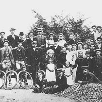 Foto met enkele leden van wielerclub "De Zwaluw" 1928