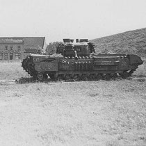 Een verlaten Cromwell? tank, bij het autoweg viaduct in de Stationstraat
