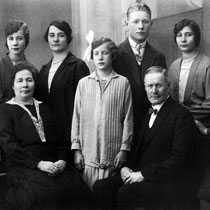 Familie Florax mei 1928  v.l.n.r.: Sophie, Keet, moeder Florax, Anna, Johanna, Jan, vader Florax, Liza en Marie