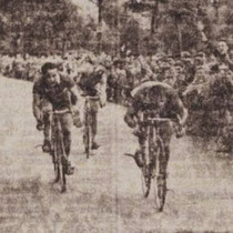 Jan was ook steeds van de partij op de druk bezochte 'ronde van Nuth' Met start en finish op de slagboomsweg, Hier met winnaar De Rooy uit Eygelshoven en tweede Gelissen uit Beek