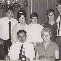 Oma Derks en vader en moeder Derks met hun kinderen en schoonzoon/dochter  v.l.n.r Wiel, Truus, Jan, Mia en Eric  Met Dank aan Wiel Derks