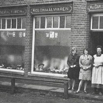 Winkel van H. Crapels in de St. Servatiusstraat 9  v.l.n.r. Annie Franssen - Viehmann, Marieke Meens - Franssen en Antje Crapels - America