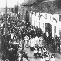 Processie in 1925 hier voor café Royen