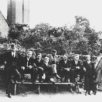 v.l.n.r. Mathieu Cobben, Loet Raets, Hub Frassen, Gerard Curfs, Pietje Curfs, Zef Ritzen, Albert Crapels, Math Habets, Harie Cobben, Hub Beckers, Hub Ritzen (de twee jongetjes zijn onbekend)