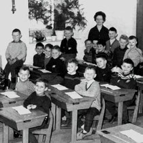 Klassenfoto klas 1 1962 - 1963   Met Juffrouw Combrach en o.a.  Jos Bertrand, Hub Boesten, Theo van de Broek, Fred Brounen, Hub van Grinsven, Pierre Grooten, Bert Grootjans,  René Heuts, Boy (Hub) Huyerjans, Frits Kattenstaert, Ad Meessen, Léon Mölenberg,