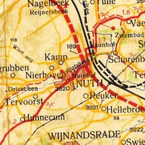 Kaart waar de autoweg nog is aageduid als nieuw aan te leggen weg.( rode onderbroken lijn)  (met zwembad in Vaesrade)