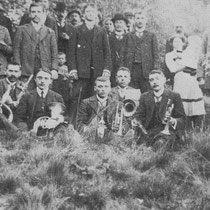 Muzikantenclub gevormd uit de harmonie Sint Bavo, hier in 1920 scheidde zich later af en  vormt in 1925 Harmonie St. Servatius
