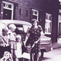 Paralellstraat 1964  v.l.n.r. Sjef Marell, Johan Vellinga, Willie Gort, Wilma Vellinga,  Marlies Marell, mevrouw Marell en op de hurken Mattie Marell