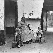 Mien Kleintjens met kleinkinderen  De grote dag in huize Kleintjens was op 24 augustus 1928 toen er een dubbele bruiloft was van twee dochters, Pauline en An. Lei was dol op zijn kleinkinderen.
