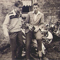 Er werd op brommers naar Giesbeek gereden. links Henk Knubben rechts Wiel Derks  