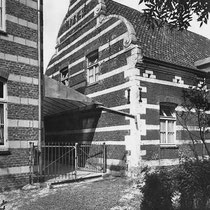 zoals de in- en uitgezwenkte gevel uit 1734,van de stal.  In 1950 is een vleugel aan het complex toegevoegd. Het interieur heeft enkele betimmeringen en een schouw in Lodewijk XV-stijl. 