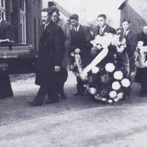 Begrafenisstoet van de op 16 november 1936 in de Oranje Nassau 3 mijn, verongelukte Loe Meens