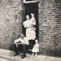 Piet Salden en Lies Hollanders-Salden met Liesje op de arm en zittend Rietje, in Hunnecum 1948