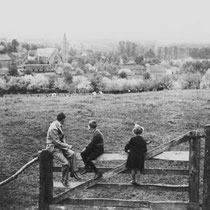 Albert, Zef en Mia Crapels kijken in 1935 over Vaesrade