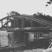Een nieuwe betonnen brug werd onder de oude metalen brug gebouwd