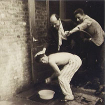 Ochtendtoilet voor John Meessen met hulp van o.a. Wiel Derks 
