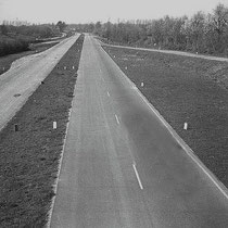 TIJDSCHEMA AANLEG A76  1937 Start aanleg nieuwe rw76 Neerbeek - Heerlen over 12 km (enkelbaans)   8-12-1938 Viaduct in aanbouw over tracé rw76 bij Nuth ingestort   24-3-1951 Openstelling Geleen – Nuth met één rijbaan (1x2)   31-10-1952 Openstelling Nuth 