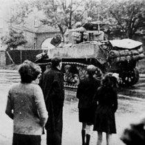 Sherman tanks rollen het centrum van Nuth binnen, op de Stationstraat, op de achtergrond huis Crombach