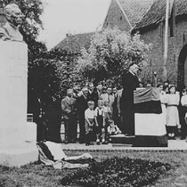 Onthulling van het monument voor Henri Hermans, door pastoor Helgers