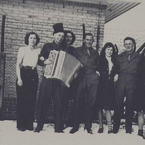 Winter in de bevrijding, achter de huizen in Terziepe, bij het PTT relaishuisje  v.l.n.r.Troutje Kersten, Engelse militiar (naam onbekend) Sefa Lempers, Engelse militiar (naam onbekend), Annie Kersten, Engelse militiar (naam onbekend),Thea Shumacher