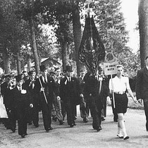 Aan de aankoop van uniformen hoefde helemaal niet gedacht te worden.   In 1947 werd voor de eerste keer,  in het Gelderse Brummen, deelgenomen aan een concours   In 1960 werden de eerste uniformen aangeschaft  
