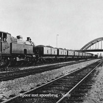 Spoorbanen met kolentrein, op de achtergrond de eerste gelaste spoorbrug van Nederland