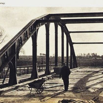 Hier worden voorbereidingen getroffen, om het wegdek aan te brengen