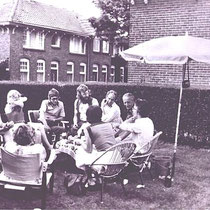 Paralellstraat 16 vanaf links met de klok mee; Mien Gort - Loderus, Koos Vellinga - Loderus, meneer Vellinga,  Willie Gort, Wim Baltesen, Henk Gort, Sander Loderus, Jos Meys en Mien Gort