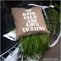 Авторская декоративная подушка "Keep Calm and Love Ukraine".Размер 50*50см,материалы:мешковина лен,наполнитель:холлофайбер.