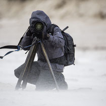 Andreas Keil versteckt und schützt sich und Material vor dem »Sandsturm«