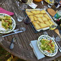 Einladung von lieben Gästen zum Abendessen, Polenta mit Salat