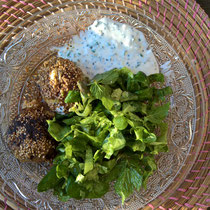 Fleischbällchen mit Feta, Kräutersauce und Kräutersalat