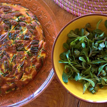 Wildkräuter-Tortilla mit wildem Feldsalat und Fetthenne