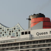 QM2 vor Elphi - Foto: Gerd Jürgen Hanebeck