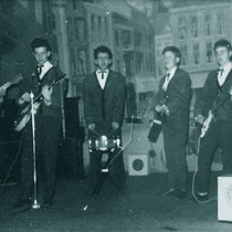 THE MOVING STRINGS (Dongen 1962) vlnr: Leo v/d Wee, Hennie Willemen,  John Willemen,  Kees Bogers en Hans Vorstenbosch.