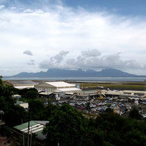L'île de Moorea vue de ma chambre d'hôtel à Tahiti, on voit l'aéroport devant