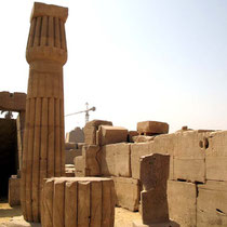 Karnak. Colonnes de styles différent car faisant partie d'un temple plus ancien.
