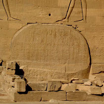 Stèle reprenant les inscriptions de la pierre de Rosette