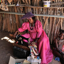 Femme hereros et jeune fille Himba (rencontrées dans un commerce au bord de la route).