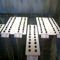 Différentes sortes de perles classées par diamètres et teintes
