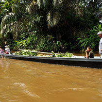 On croise des paysans sur le canal avec une récolte de bananes