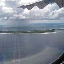 L'atoll de Tikehau, on voit la piste d'atterrissage